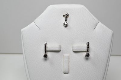 un gros plan sur un ensemble composé d'un collier et de boucles d'oreilles, présenté sur un mannequin