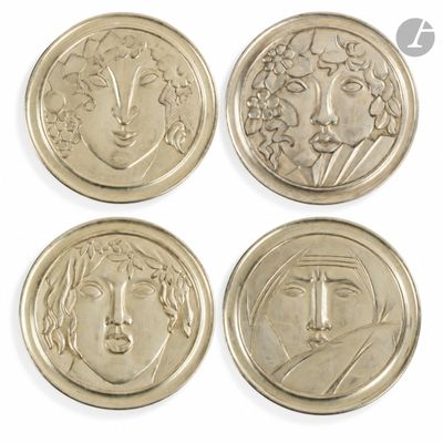 quatre types de pièces différents, sur lesquels figurent des visages, sur fond blanc