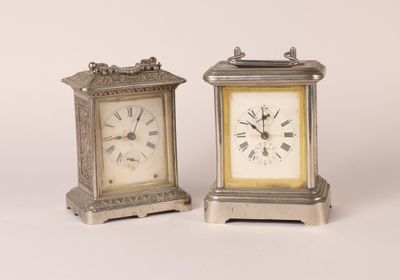 deux horloges placées l'une à côté de l'autre sur une surface blanche