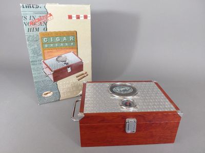 une petite boîte en bois avec une horloge à l'intérieur