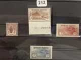 Plusieurs timbres différents sont exposés dans une vitrine.