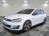 La Volkswagen Golf GT blanche est garée dans le garage.