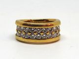 une photo d'une bague en or sertie de diamants sur fond blanc