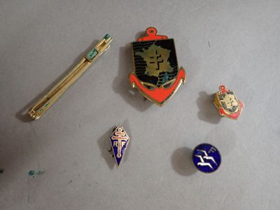 a lot of pins and a pen on a table