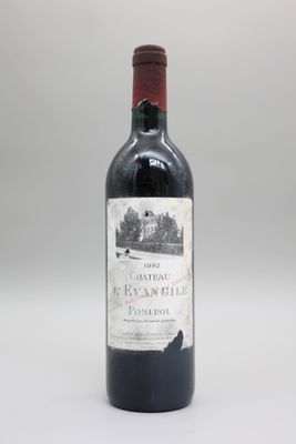 une bouteille de vin posée sur une table