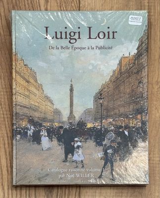 Le livre est posé sur une table en bois près d'un mur.