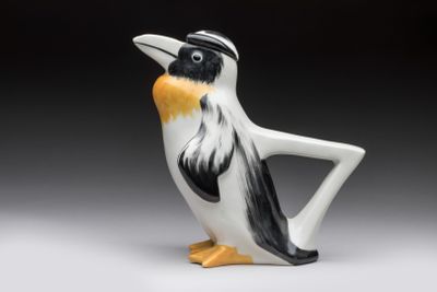 une figurine représentant un oiseau posé sur une table