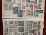 une photo d'un réfrigérateur recouvert de timbres, accrochée au mur