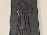 un étui noir sur lequel figure l'image d'une femme en robe