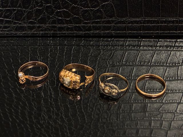 En or : bague toi et moi décor de perles (une manquante), monture