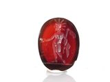 une image représentant un objet en verre rouge sur lequel figure un homme
