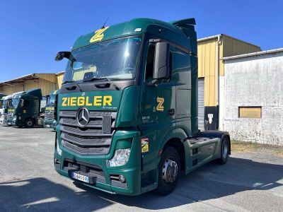 un camion vert garé sur un parking