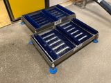 une valise bleue posée par terre