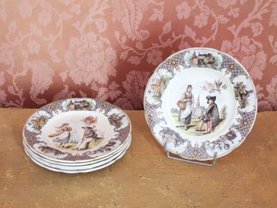 trois assiettes posées sur une table