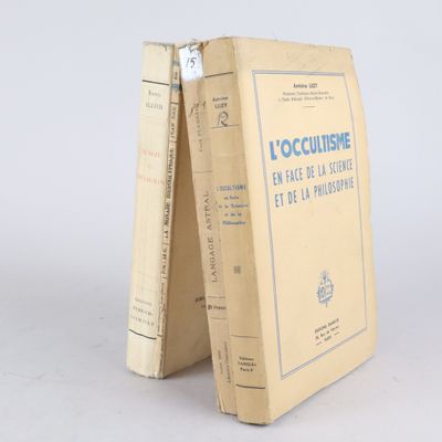 deux livres posés l'un sur l'autre sur une surface blanche