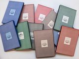 un grand nombre de livres posés sur une table