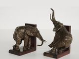 paire de serre-livres en bronze représentant des éléphants, sur des socles en bois