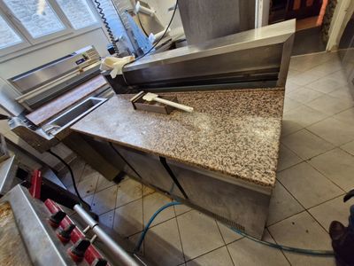 une machine qui prépare de la pâte dans une cuisine