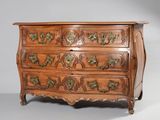 une vieille commode en bois ornée de sculptures raffinées et dotée de poignées en laiton
