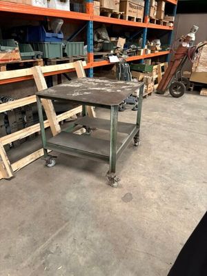 une table placée au milieu d'une pièce