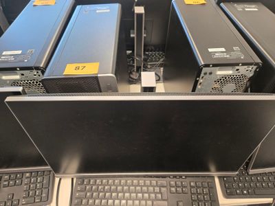 beaucoup d'ordinateurs posés sur une table