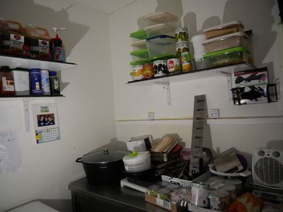 le contenu de la cuisine comprenant les ustensiles de cuisin…