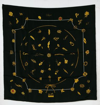 une écharpe noire et dorée ornée d'un motif circulaire