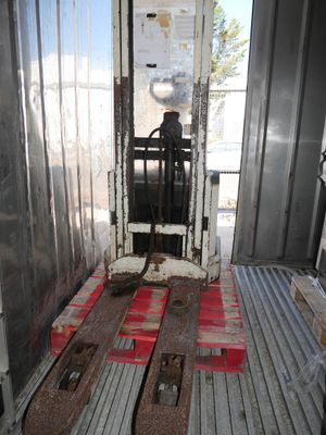 une porte ouverte à l'intérieur d'un camion