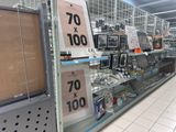 beaucoup d'articles sur les étagères du magasin