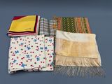 plusieurs types de foulards et d'écharpes disposés sur une table