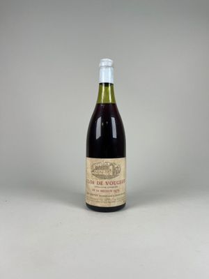 une bouteille de vin posée sur une table blanche