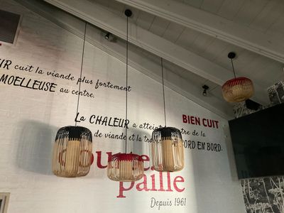 trois lampes suspendues au plafond d'un restaurant