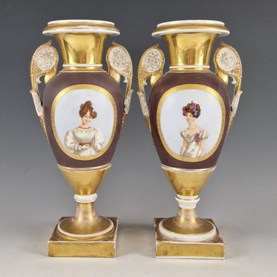 paire de vases anciens ornés de femmes, posés sur un socle