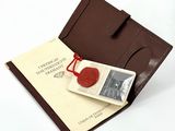 étui à passeport en cuir marron, orné d'un cachet de cire rouge et d'un porte-passeport