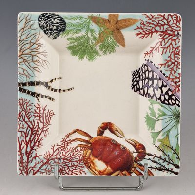 une assiette sur laquelle sont représentés un crabe et un papillon