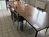 un sol carrelé dans une cuisine où se trouvent une table et des chaises