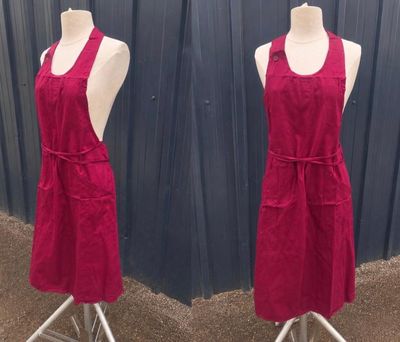 deux photos d'une robe rouge sur un présentoir pour mannequin