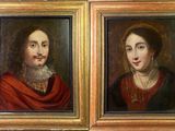 deux tableaux représentant des femmes en rouge et noir, avec un cadre doré