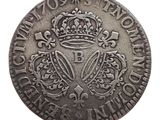 Gros plan sur une pièce de monnaie ornée d'une couronne
