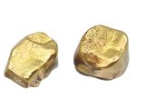deux pépites d'or posées l'une à côté de l'autre sur une surface blanche