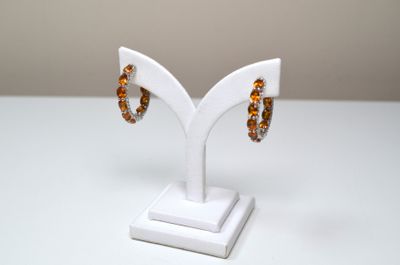 Une paire de boucles d'oreilles en argent type créoles, sert…