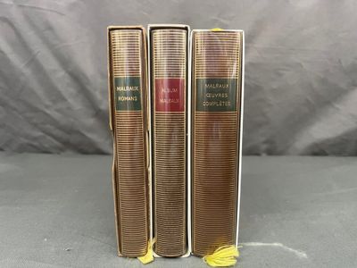 deux livres posés l'un à côté de l'autre sur une table