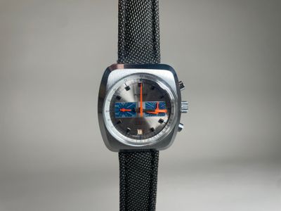 un gros plan d'une montre avec un bracelet noir