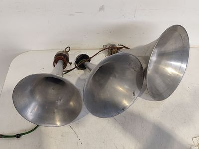 deux clochettes en argent posées sur une table blanche