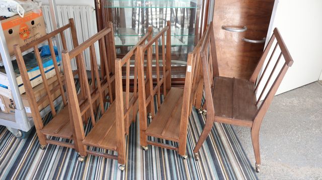 Lot de 4 supports à dessin en bois sur roulettes.  