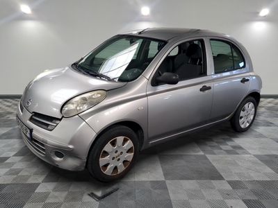 une photo d'une petite voiture argentée dans un showroom