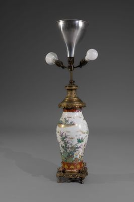 Vase en porcelaine à décor polychrome de fleurs et papillons…