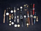 un grand nombre de montres posées sur une table