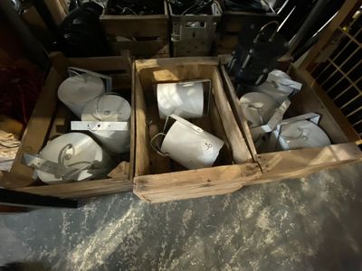 Onze projecteur extérieur On joint des câbles et des caisses…