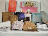 une table sur laquelle sont posés de nombreux sacs et d'autres objets